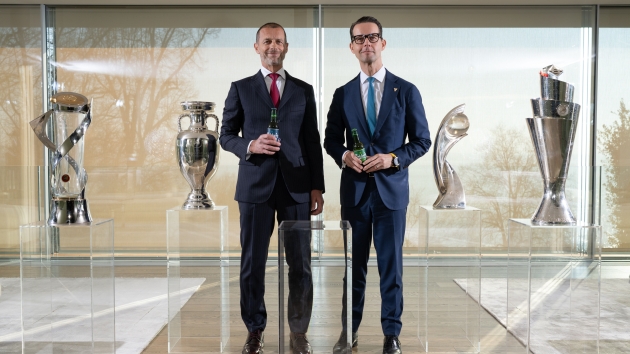 Comeback: Carlsberg und UEFA verkünden langfristige Partnerschaft - UEFA-Präsident Aleksander Čeferin (l.) und Jacob Aarup-Andersen, CEO Carlsberg Group - Quelle: Carlsberg-Gruppe